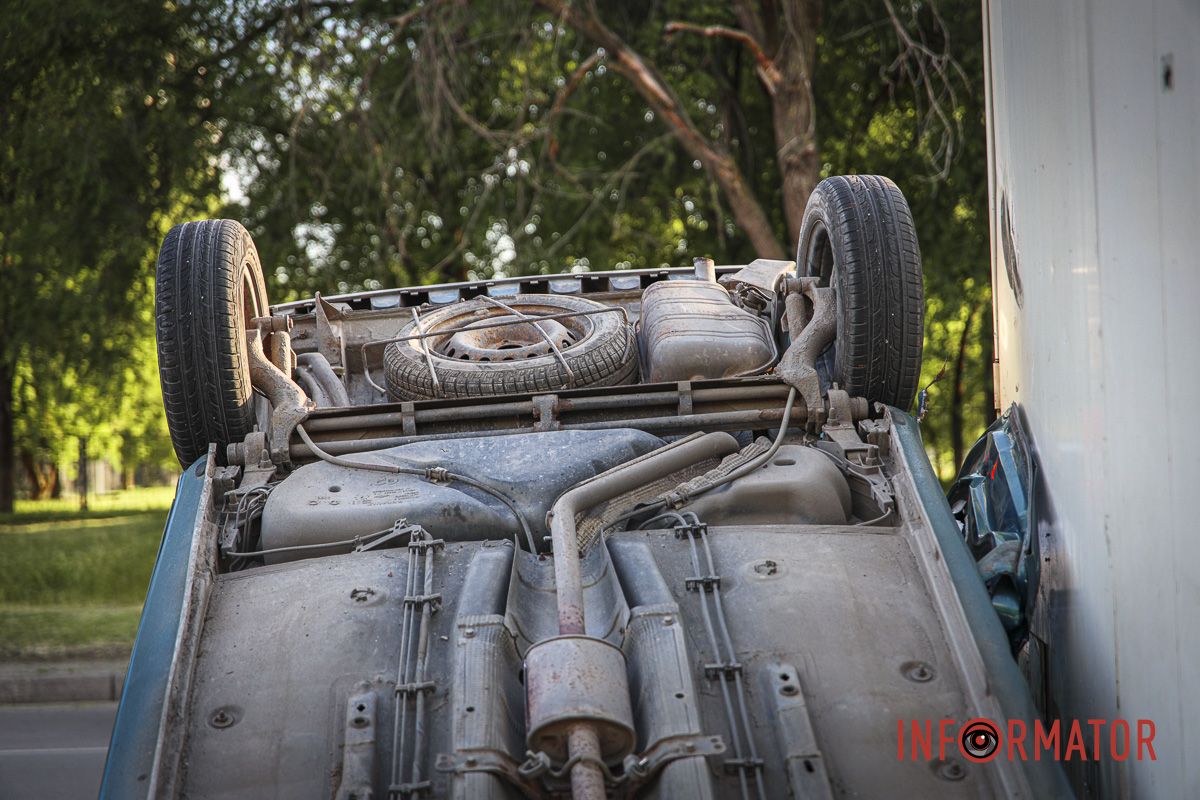 Также Renault задел прицеп грузового автомобиля Mercedes Также Renault задел прицеп грузового автомобиля Mercedes