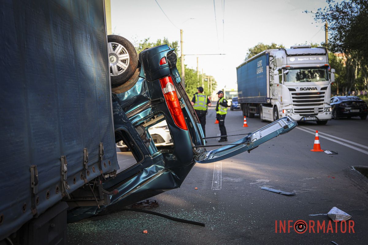 В результате аварии Renault опрокинулся на крышу В результате аварии Renault опрокинулся на крышу