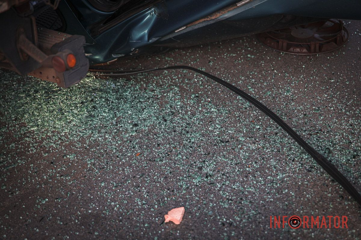 На дороге стекло и обломки На дороге стекло и обломки