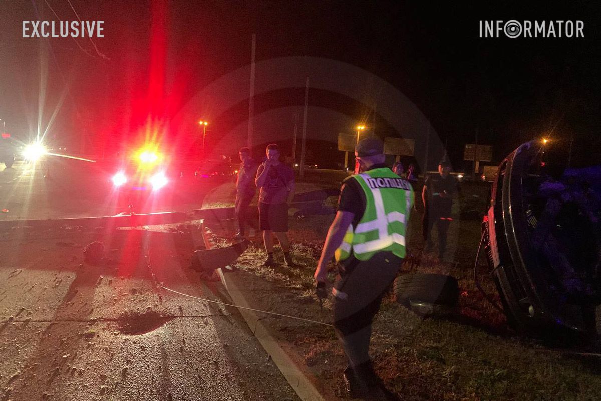 BMW перекинувся та зніс стовп