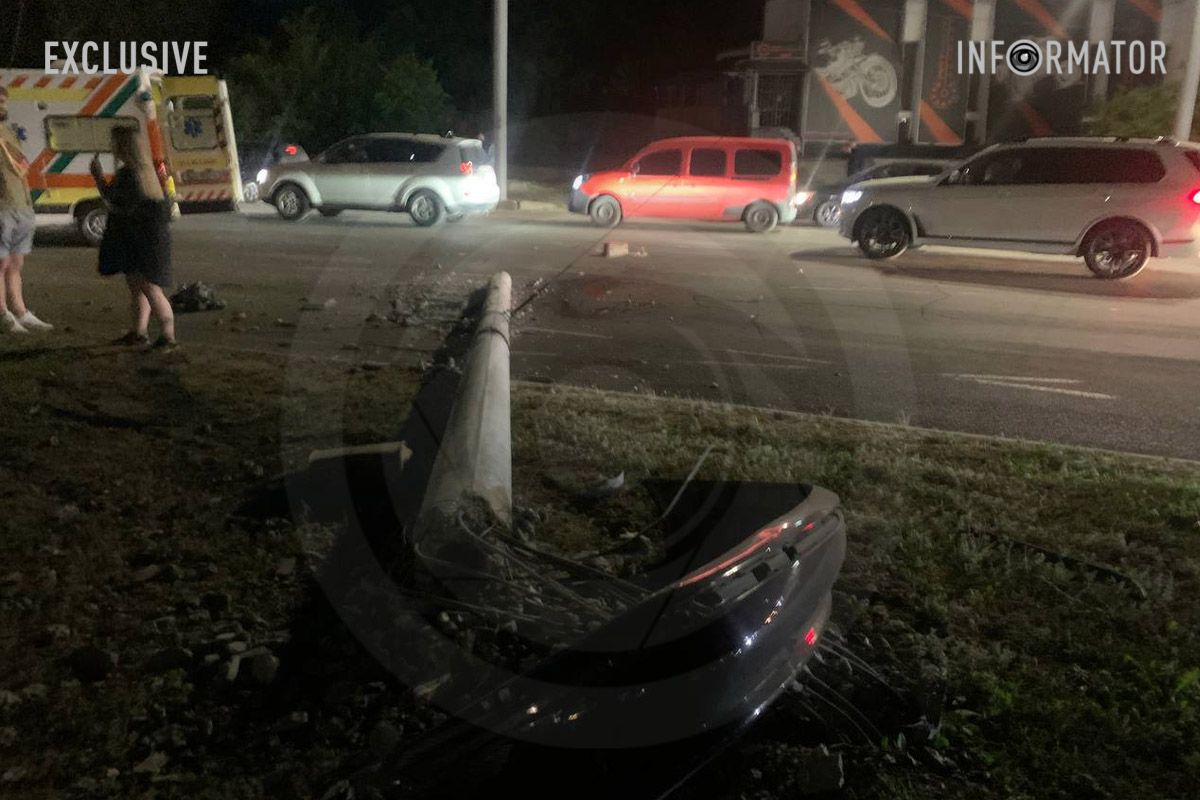 Повалена електроопора на кільці на Набережній Перемоги