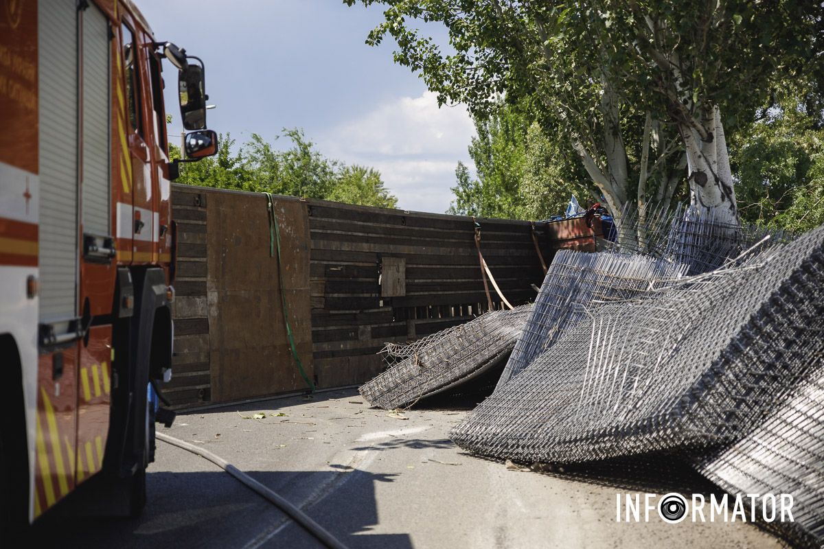 Водитель фуры ехал со стороны улицы Днепросталовской по Журналистов Водитель фуры ехал со стороны улицы Днепросталовской по Журналистов