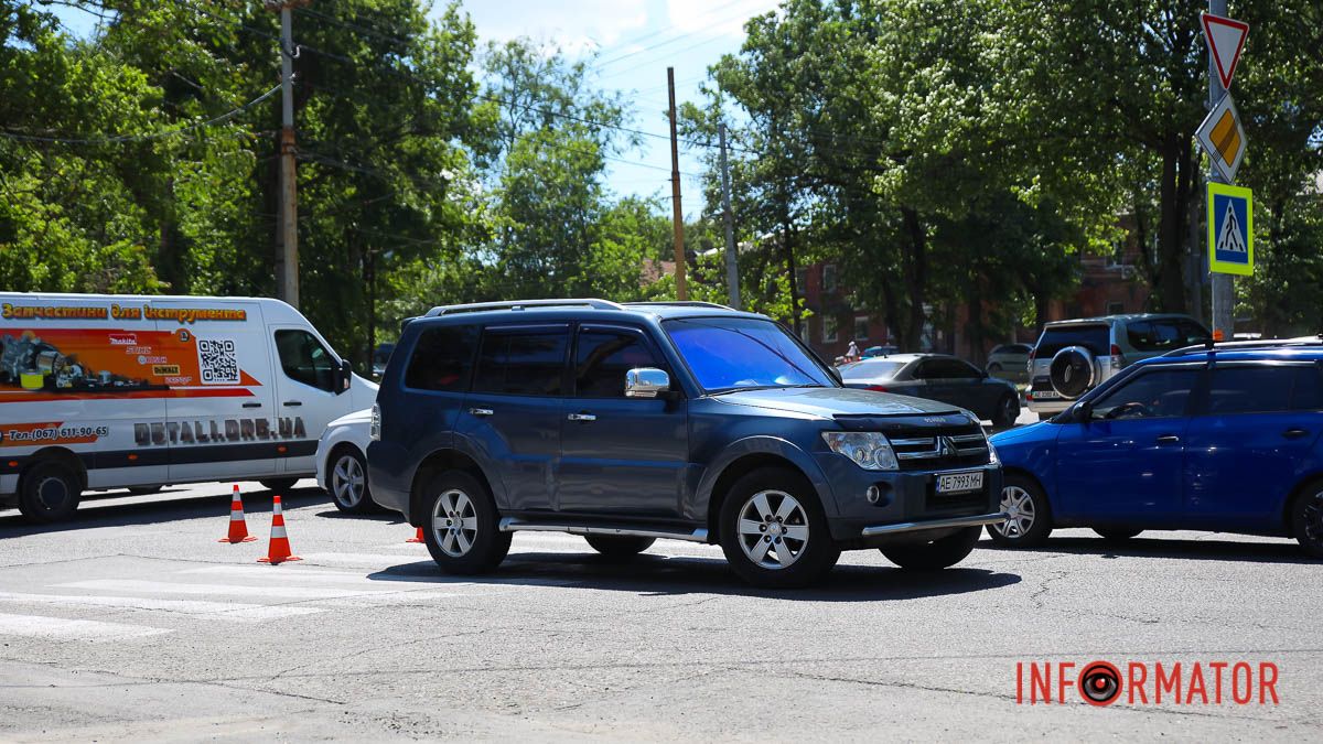 В Днепре на Короленко Mitsubishi сбил мужчину на переходе