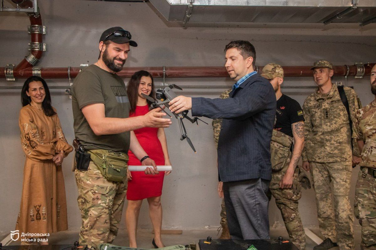 Цього разу на фронт від дніпрян передали РЕБи та понад 300 FPV-дронів і мавіків Цього разу на фронт від дніпрян передали РЕБи та понад 300 FPV-дронів і мавіків