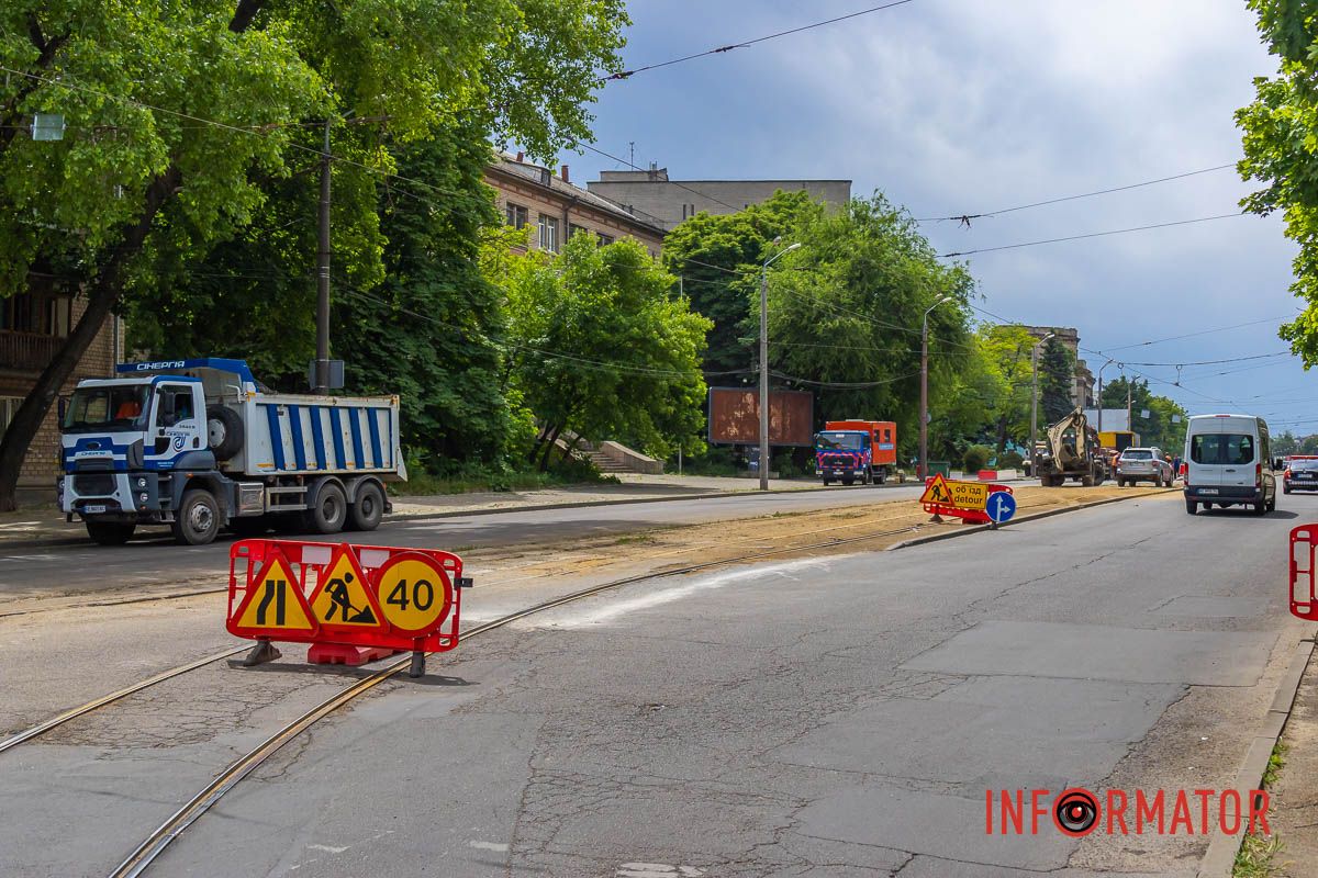Не зважаючи на вихідний день, бачимо тут велику кількість працівників та спеціалізовану техніку