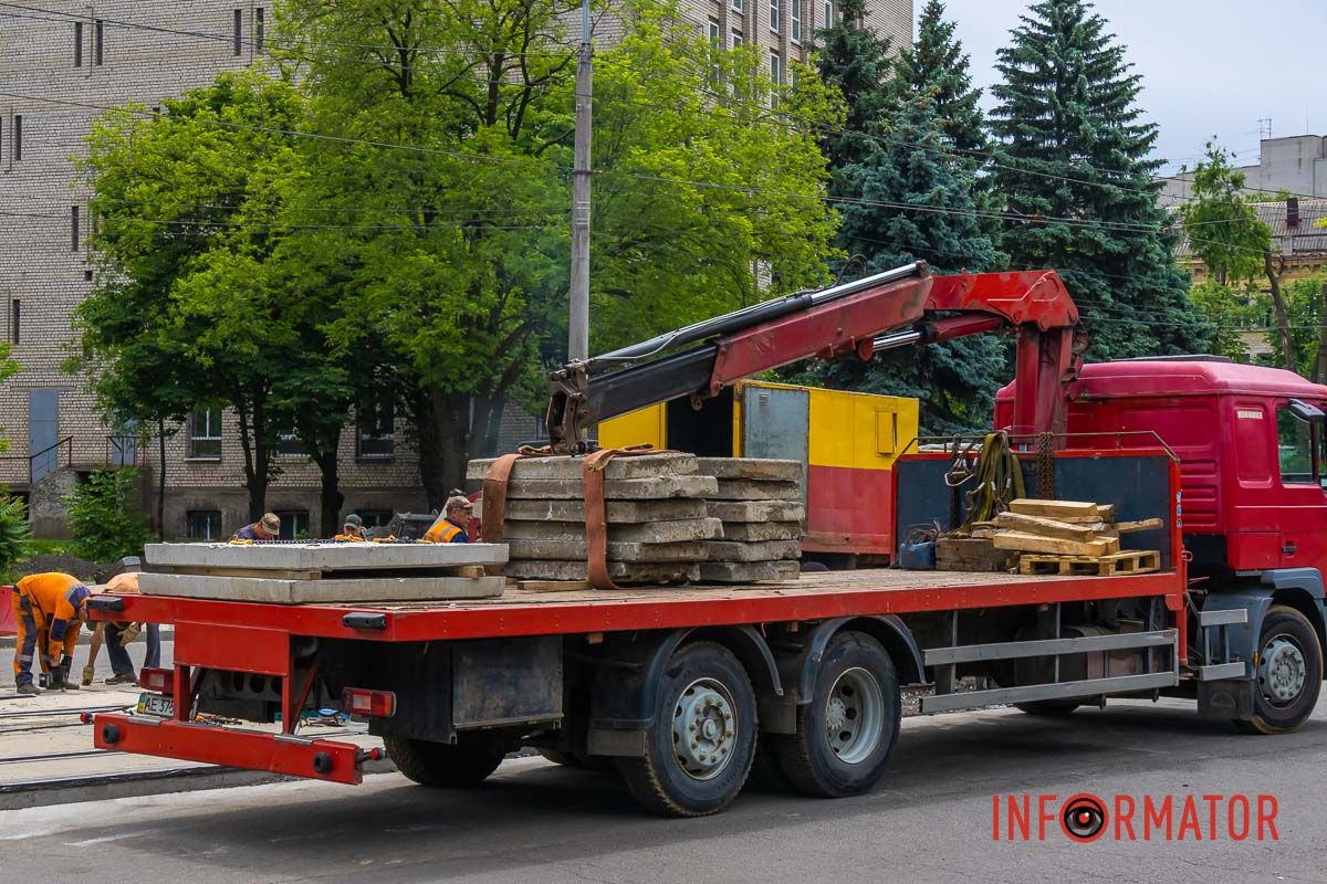 У Дніпрі на перетині вулиць Михайла Грушевського та Барвінківської оновлюють трамвайний переїзд