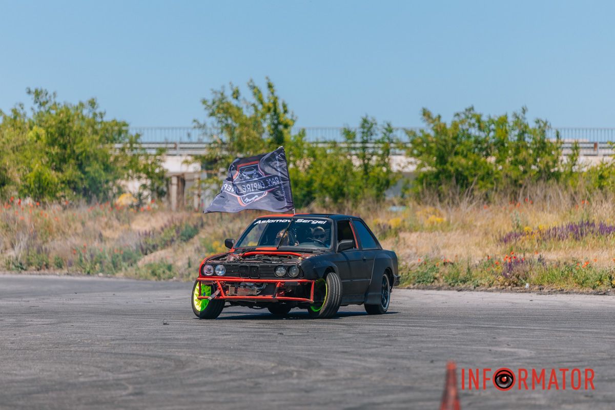 За рулем одни из BMW была женщина За рулем одни из BMW была женщина