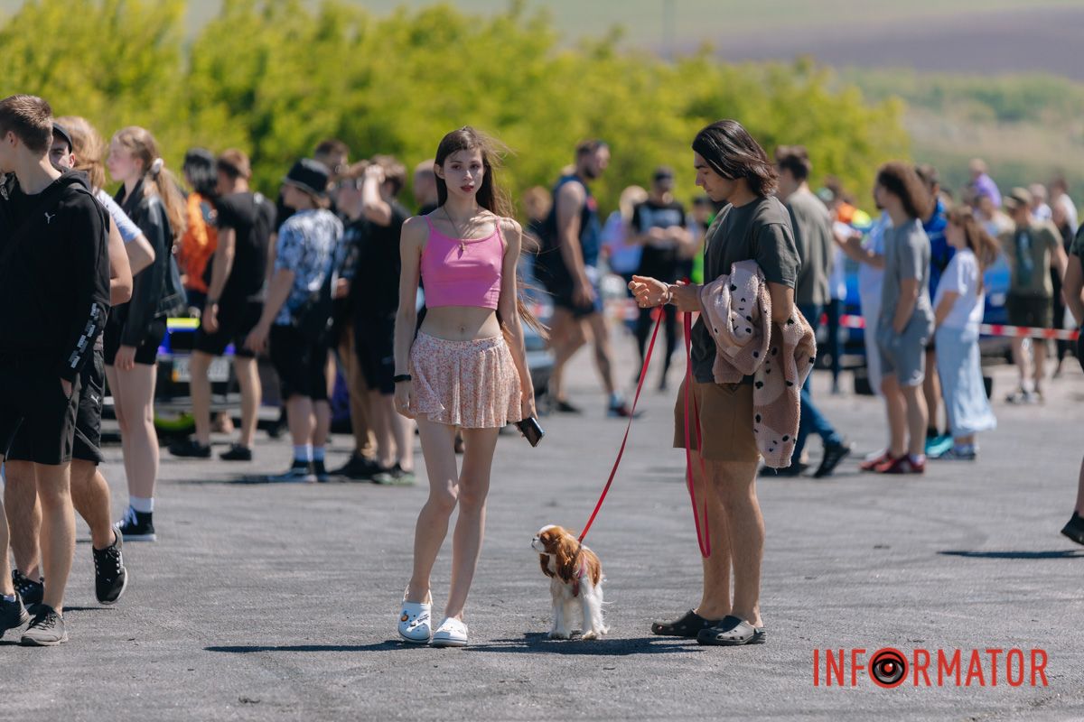 Зрителей - несколько сотен Зрителей – несколько сотен