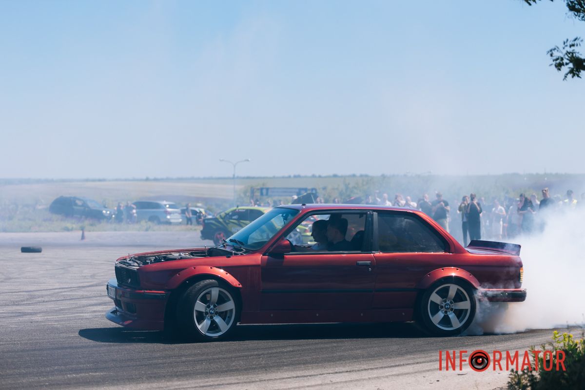 Выск колес, рев моторов и облака дыма Выск колес, рев моторов и облака дыма