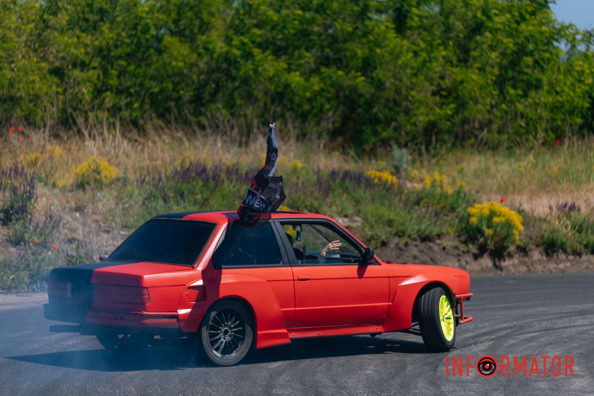 Зрители имели возможность проехаться на дрифт-такси за донат Зрители могли проехаться на дрифт-такси за донат