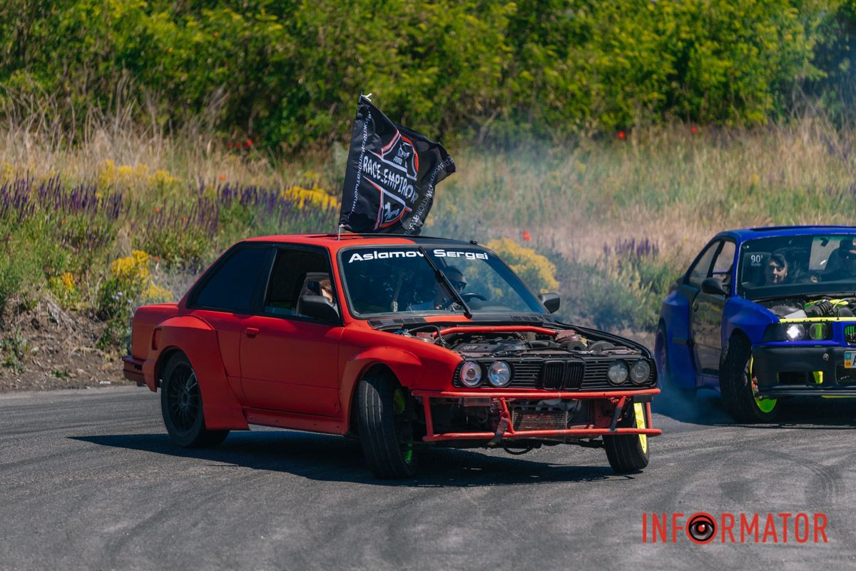 Женщина за рулем BMW "зажигала" Женщина за рулем BMW "зажигала"