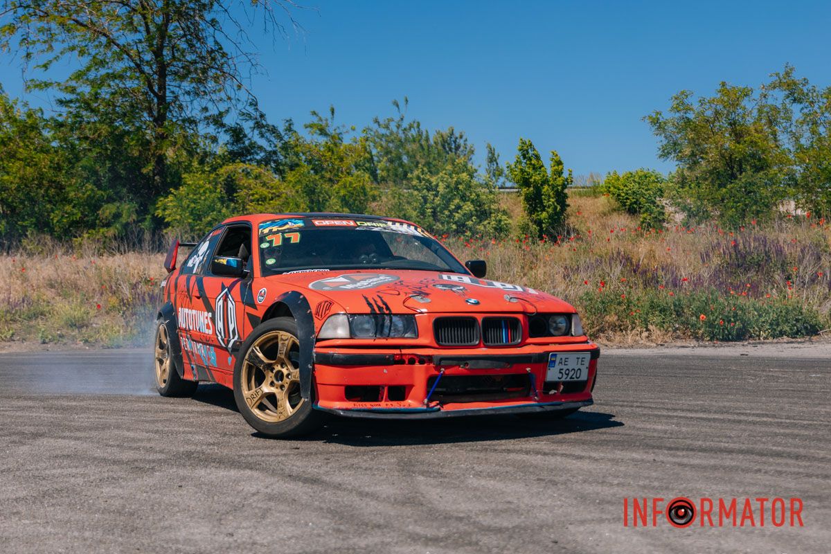 Людей было не так много Людей было очень много