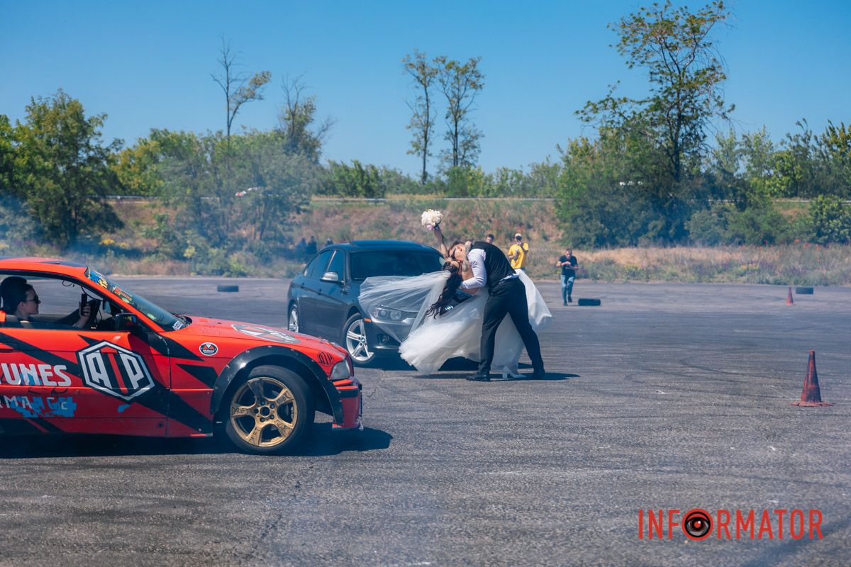 Вокруг молодоженов кружили автомобили Вокруг молодоженов кружили автомобили