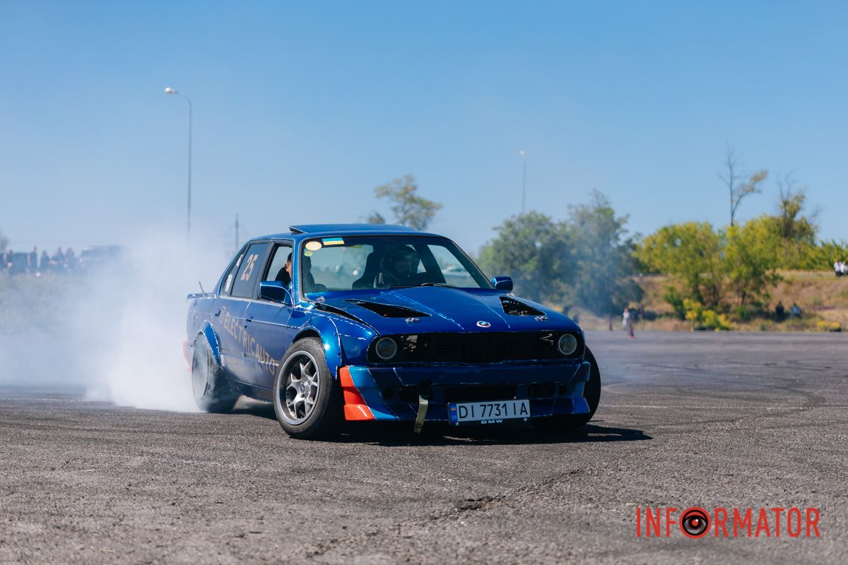 Этот BMW уезжал во второй половине мероприятия Этот BMW уезжал во второй половине мероприятия