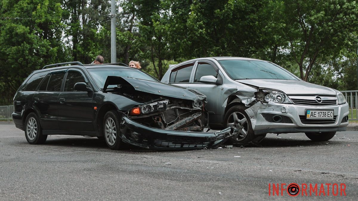 В Днепре на Солнечной Набережной столкнулись Opel и Mitsubishi: движение затруднено