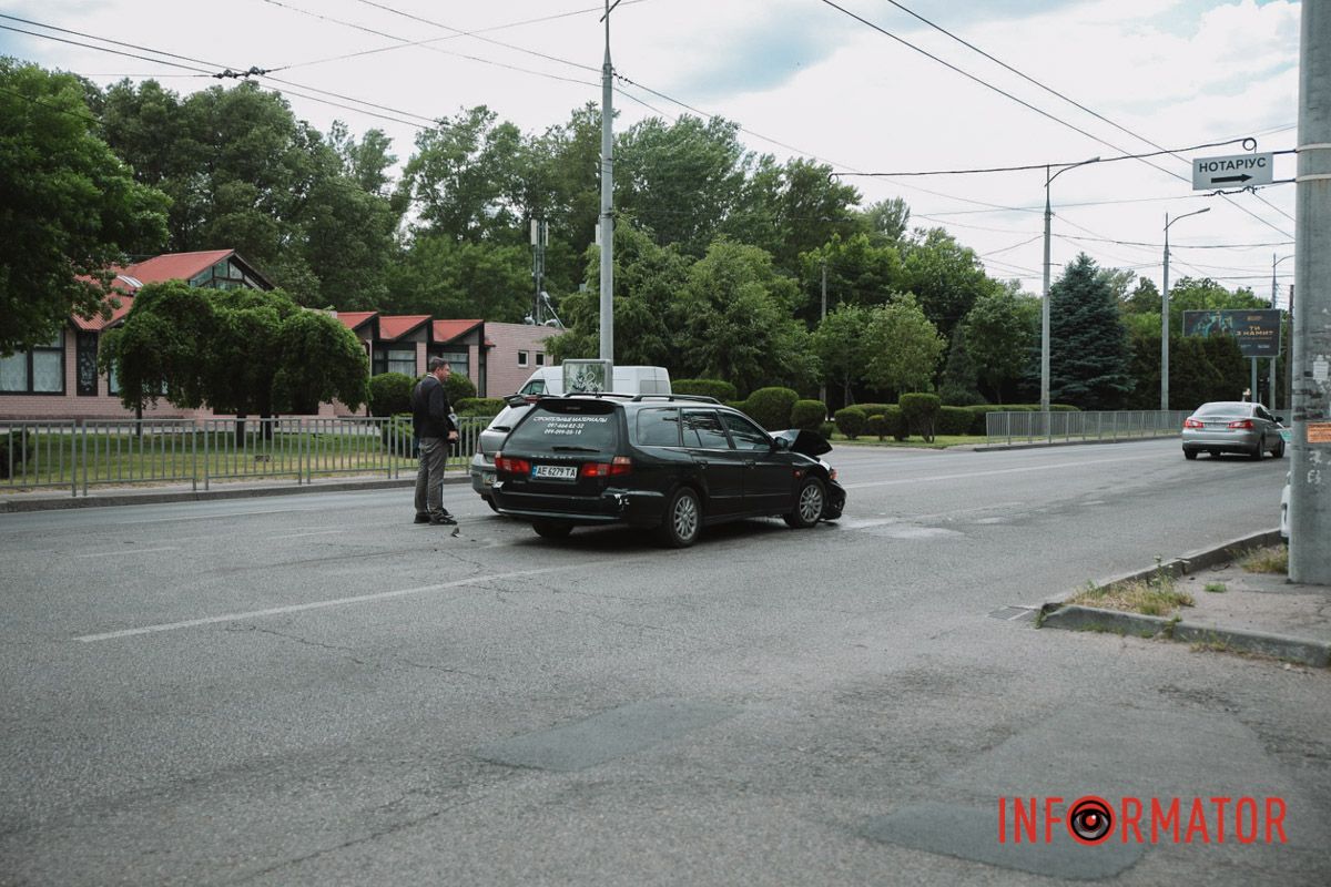 Транспортні засоби знаходяться у лівій смузі