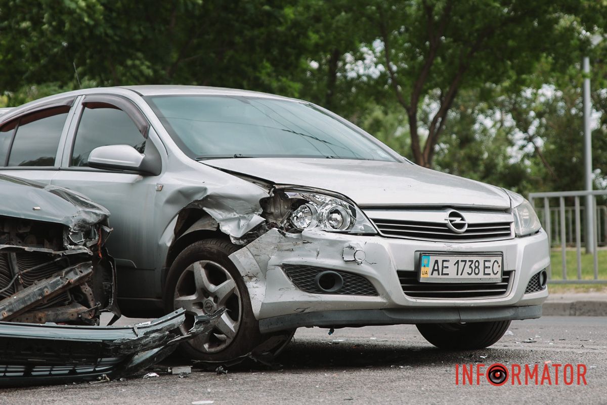Попередньо, автівки рухались Сонячною Набережною у бік Нового мосту