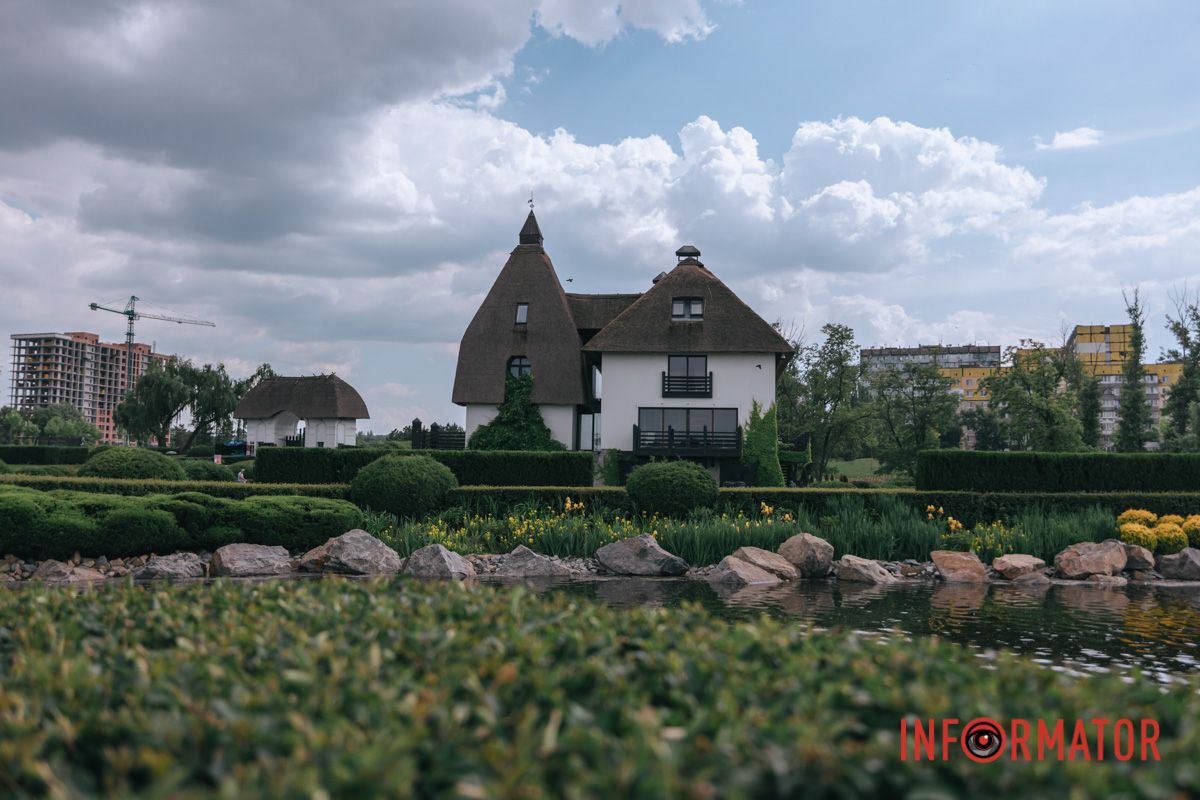 Під покровом хмар