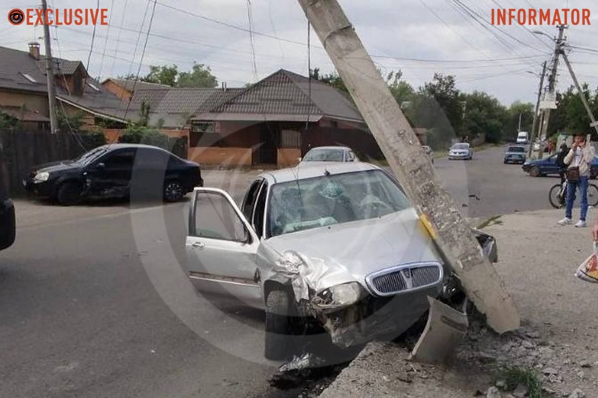 Rover после столкновения с Chevrolet влетел в столб Rover после столкновения с Chevrolet влетел в столб