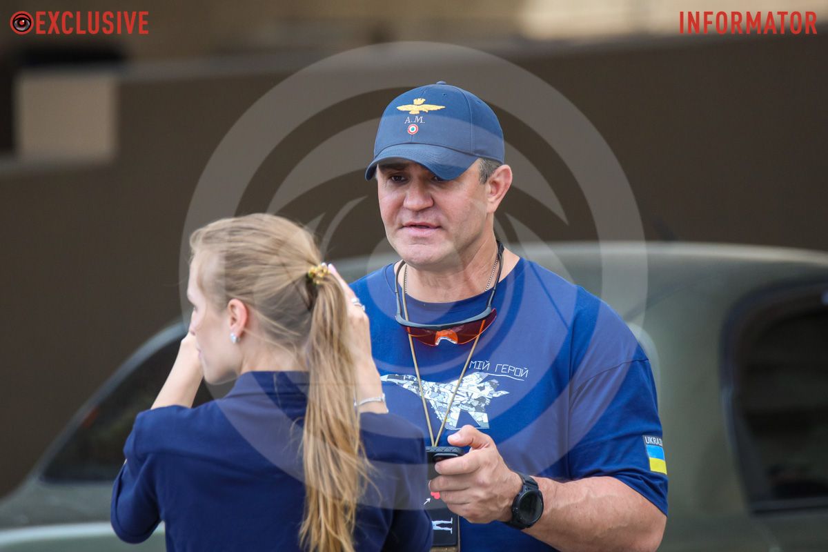 Нардеп записує відео та спілкується з поліцією Нардеп записує відео та спілкується з поліцією