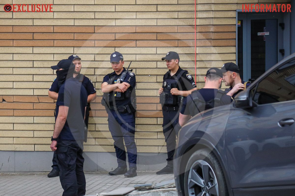 Є й люди з закритими обличчями Є й люди з закритими обличчями