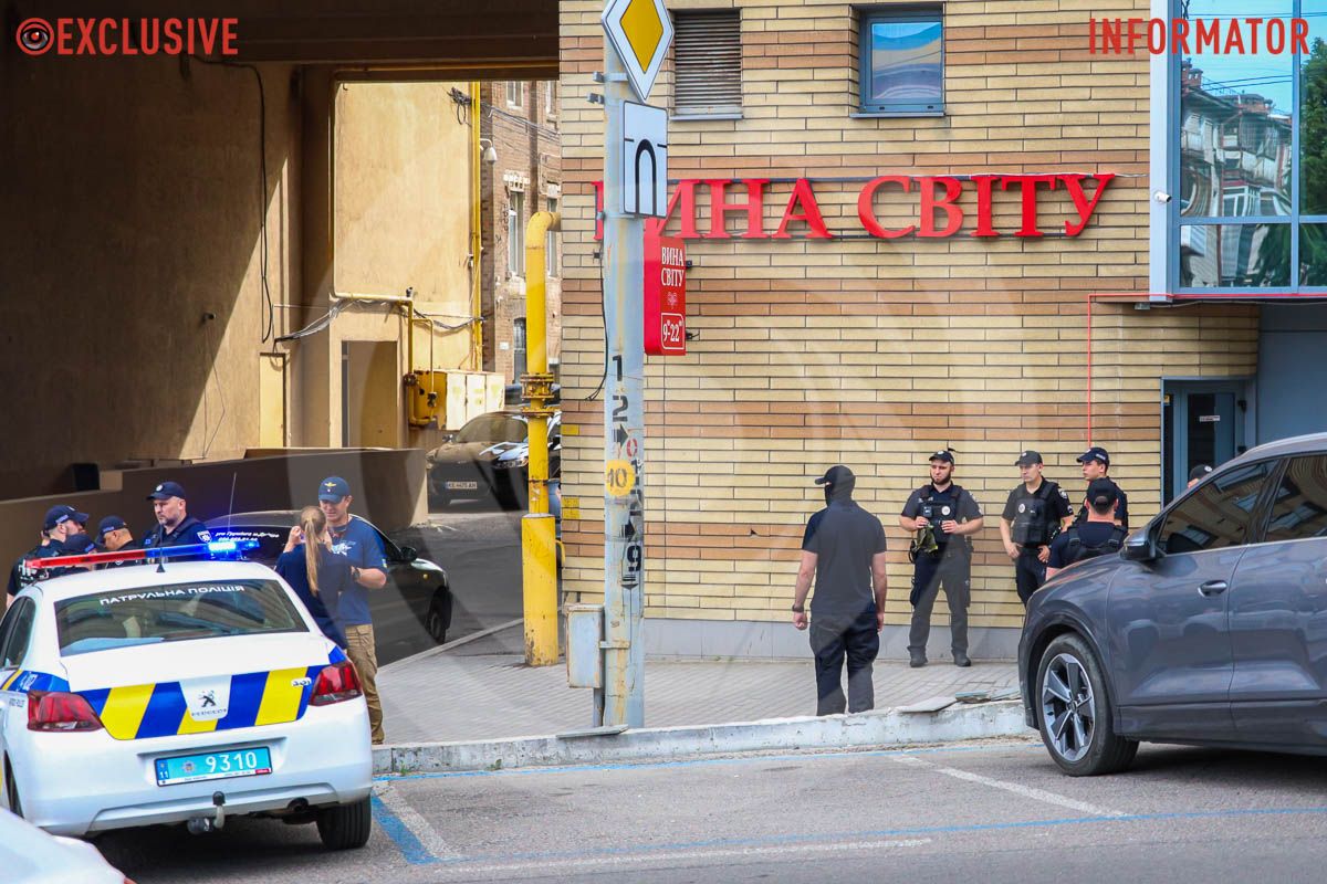 На проспекті Дмитра Яворницького, біля пам'ятника Слави На проспекті Дмитра Яворницького, біля пам'ятника Слави