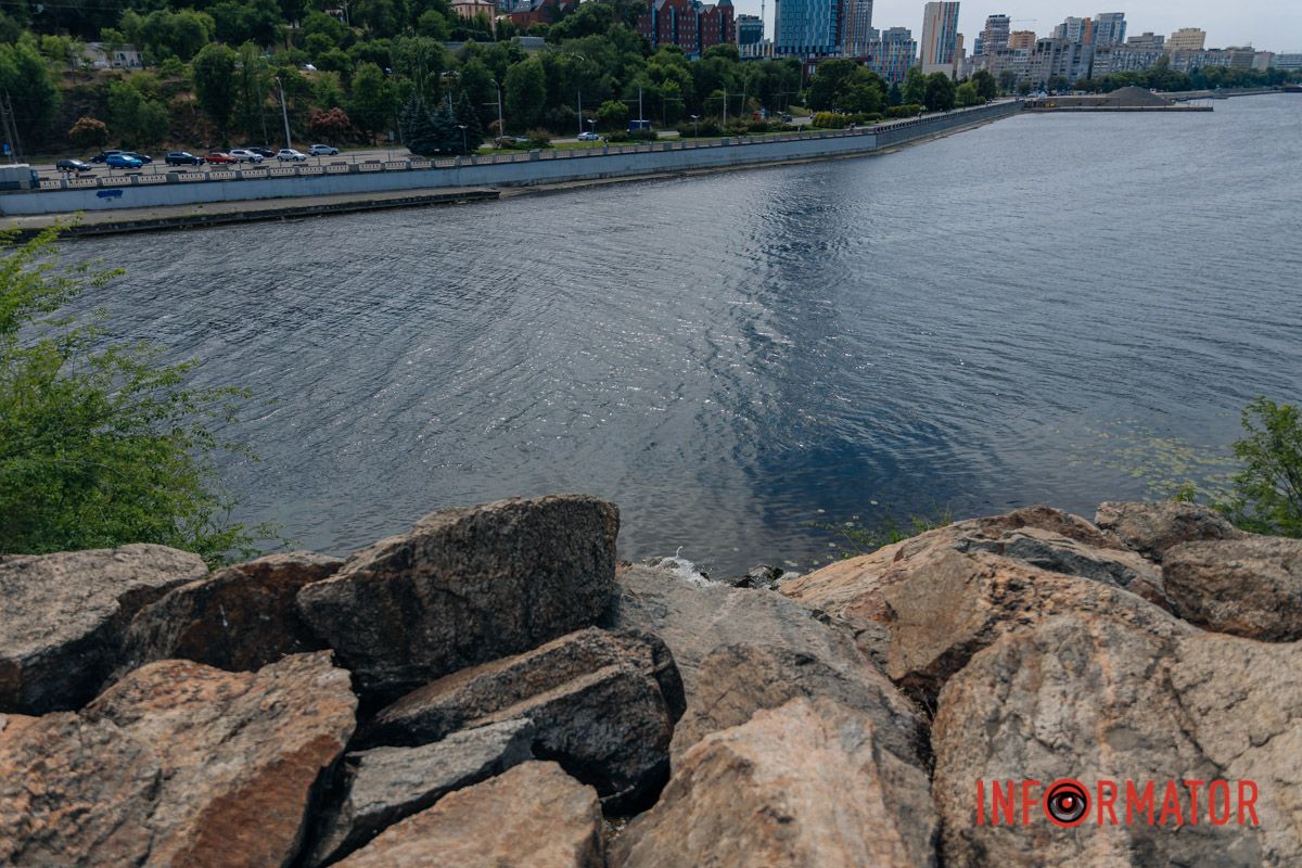 У Дніпрі запрацював єдиний штучний в Україні водоспад — “Поріг Ревучий”