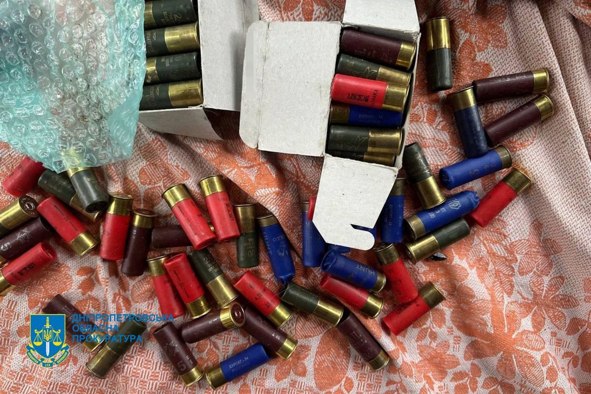 В ходе обысков изъяли банковские карты, мобильные телефоны, оружие, гранаты и запали к ним, патроны В ходе обысков изъяли банковские карты, мобильные телефоны, оружие, гранаты и запали к ним, патроны