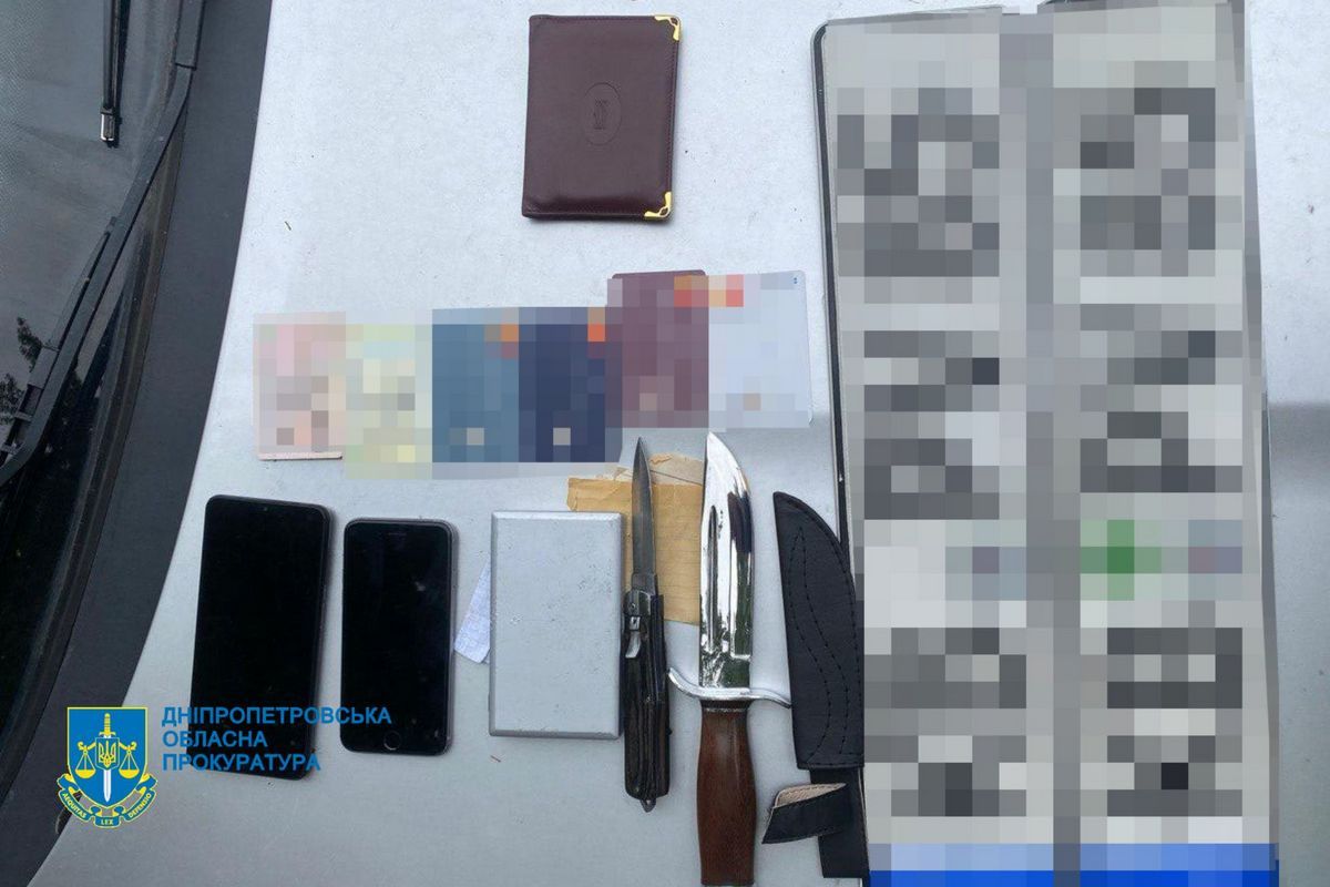 Двое жителей Кривого Рога, ранее судимых за совершение тяжких преступлений, требовали у местного предпринимателя погашения несуществующего долга в сумме три тысячи долларов Двое жителей Кривого Рога, ранее судимых за совершение тяжких преступлений, требовали у местного предпринимателя погашения несуществующего долга в сумме три тысячи долларов