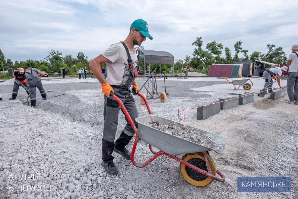 Основним елементом меморіалу стане бетонна стіна пам’яті, ніби посічена кулями та снарядами