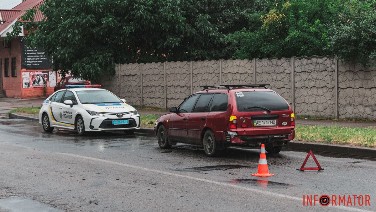 В Днепре на Янтарной Toyota сбила девушку на пешеходном переходе