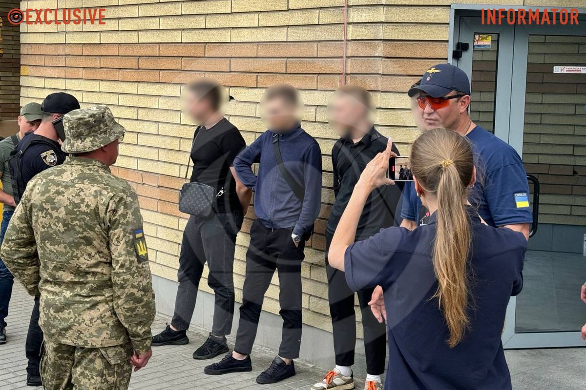"Затримані" на проспекті Яворницького у Дніпрі "Затримані" на проспекті Яворницького у Дніпрі