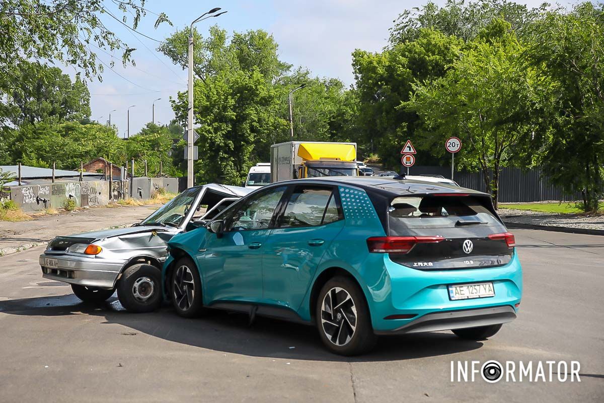 В этот момент со стороны мойки самообслуживания уезжал ВАЗ В этот момент со стороны мойки самообслуживания уезжал ВАЗ