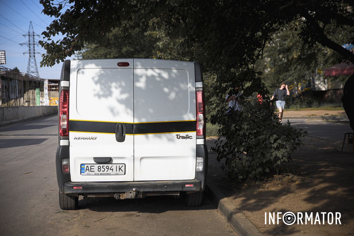 Перед этим очевидцы выложили в соцсети видео, на котором видно, что мужчина висел на 8 этаже дома, держась руками за подоконник