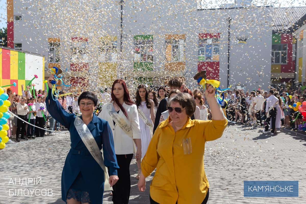 В навчальних закладах Кам’янського пролунав останній дзвоник