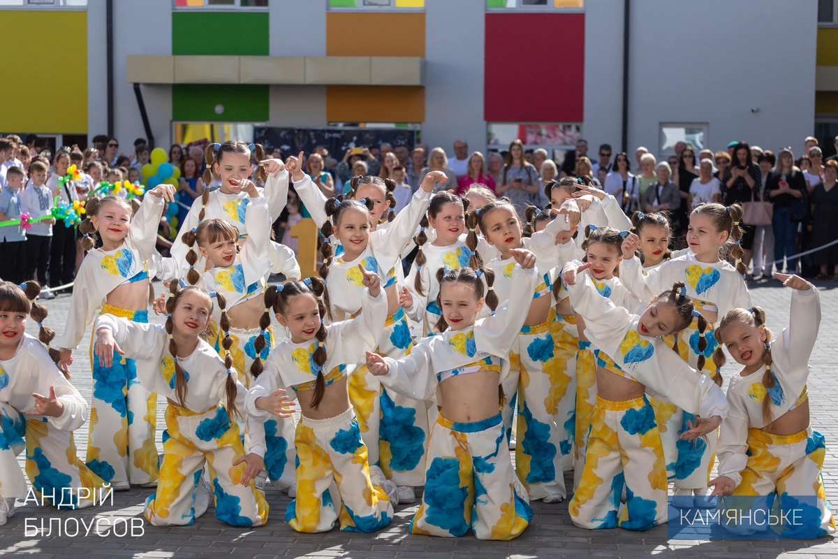 "Вітаю всіх випускників! Бажаю зробити правильний вибір", - Білоусов