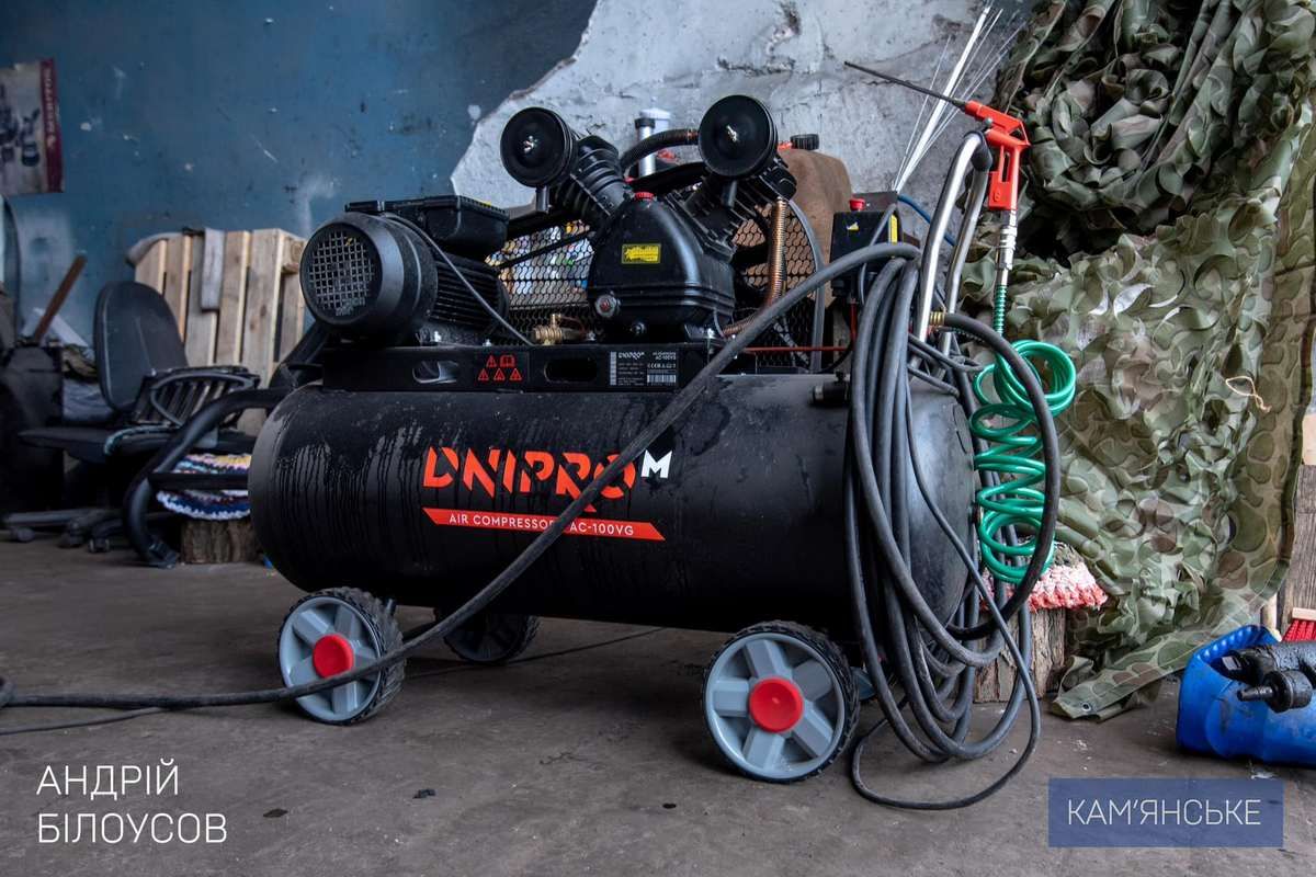 Разом з підйомником передали потужний компресор та інструменти