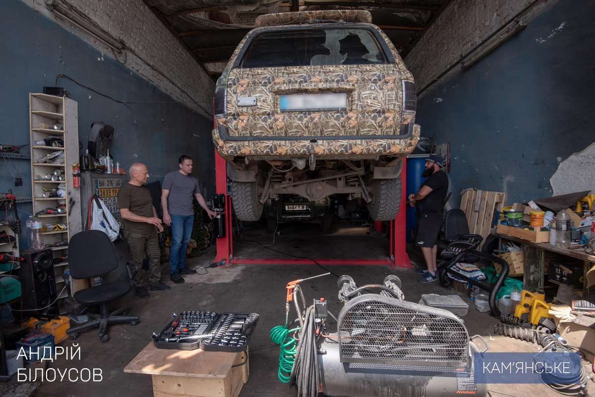 У Кам'янському придбали автопідйомник для майстерні