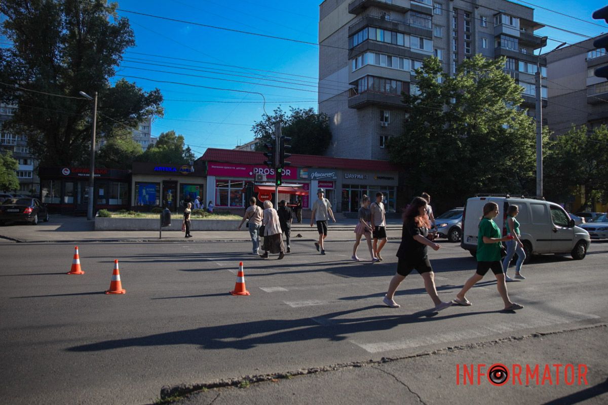 Автомобиль Fiat рядом с пешеходным переходом и остановкой общественного транспорта сбил мужчину