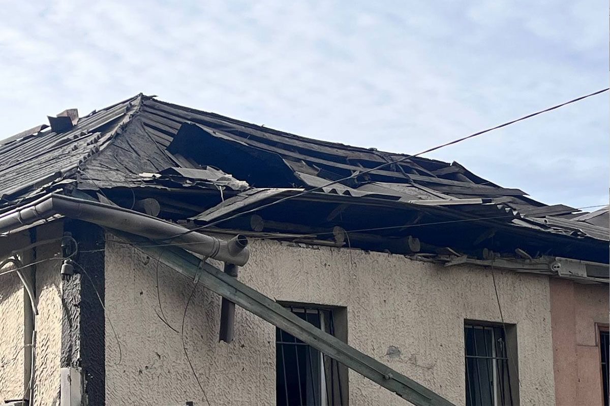 Истерзанные крыши, выбиты окна