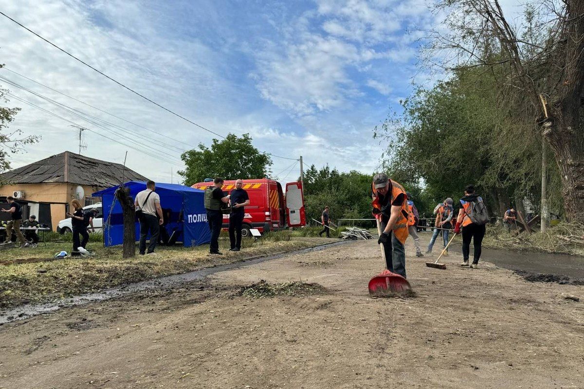 На местах падения обломков работают коммунальщики