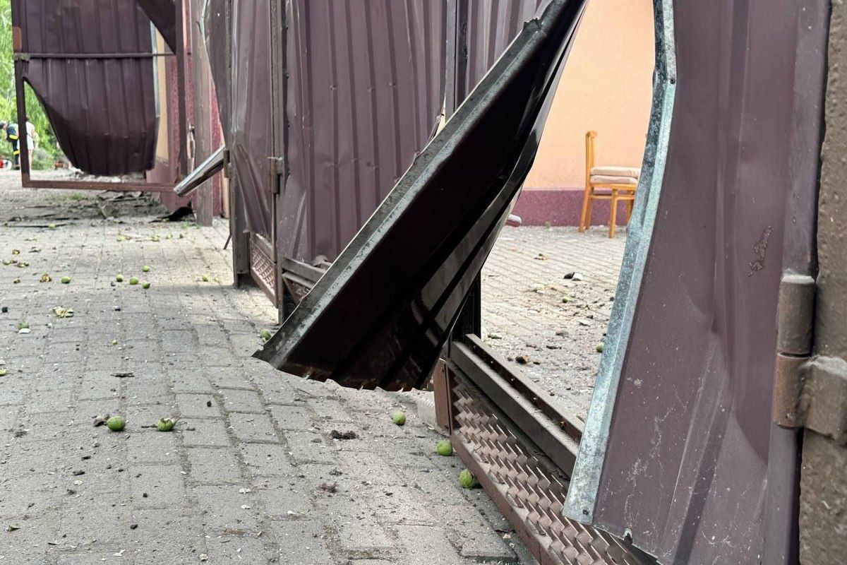 Взрывной волной выгнуло ограждение