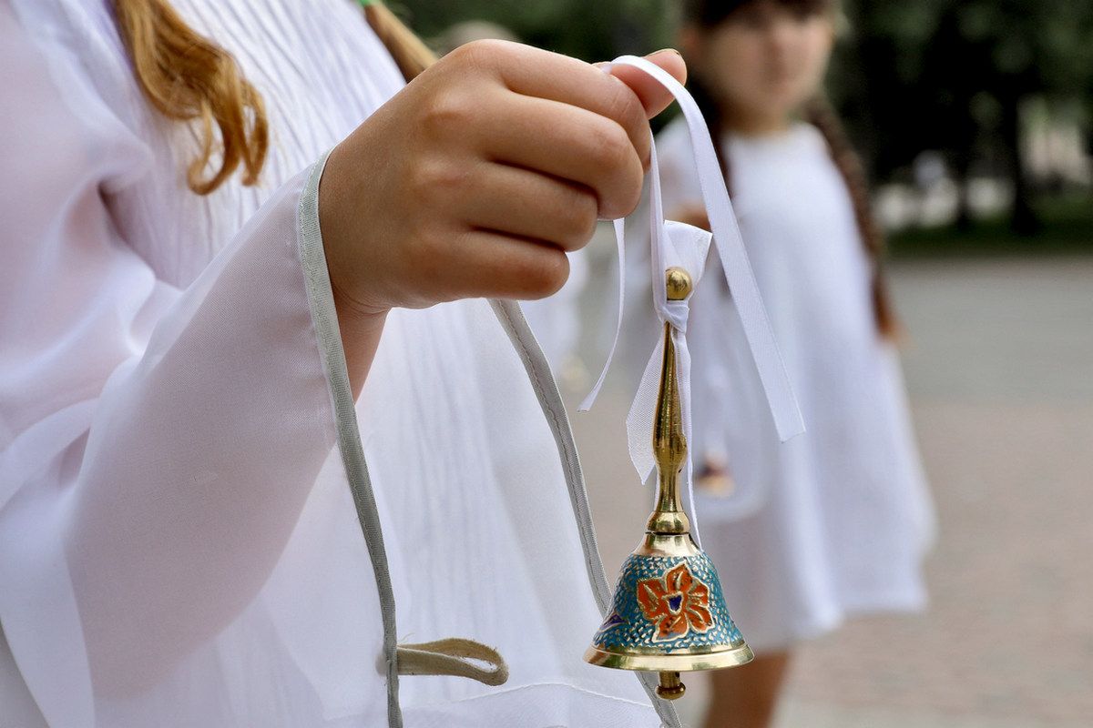На ветках деревьев разместили маленькие колокольчики
