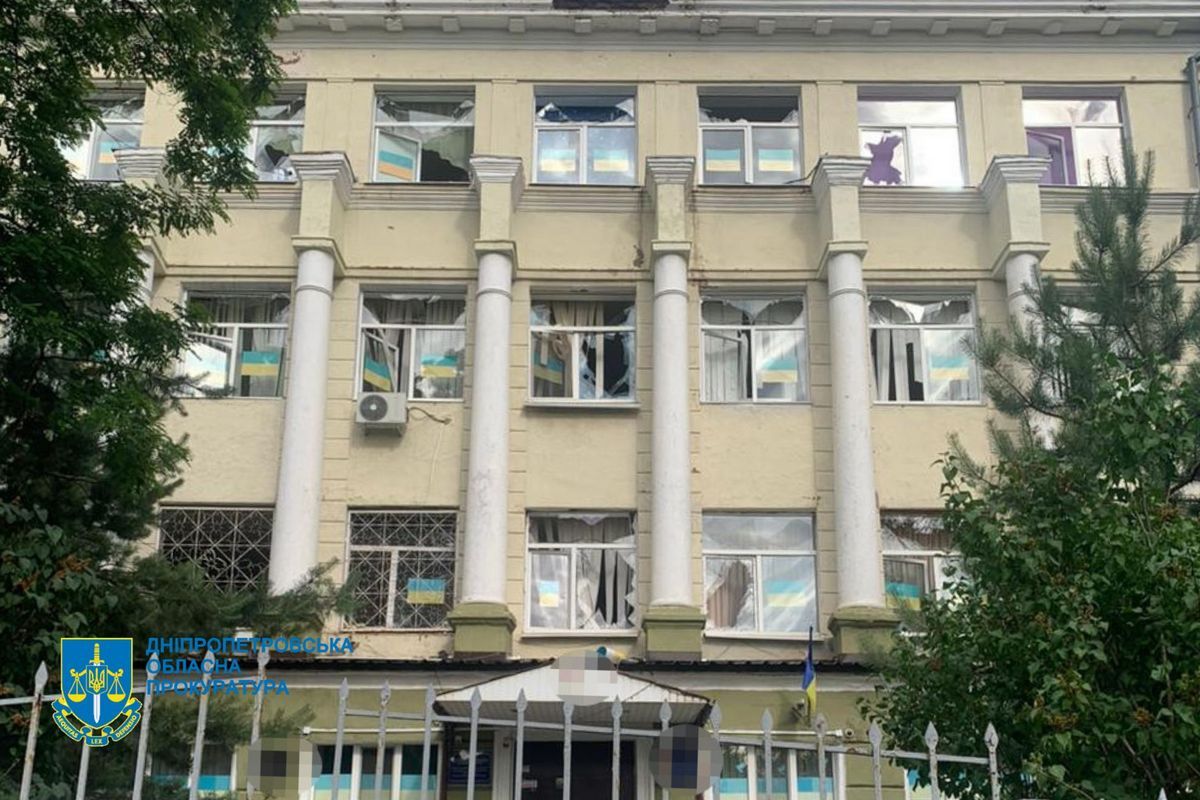 Потрощені вікна школи Потрощені вікна школи