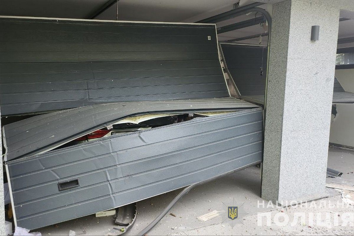 Вибуховою хвилею понівечило гаражі, автівки Вибуховою хвилею понівечило гаражі, автівки
