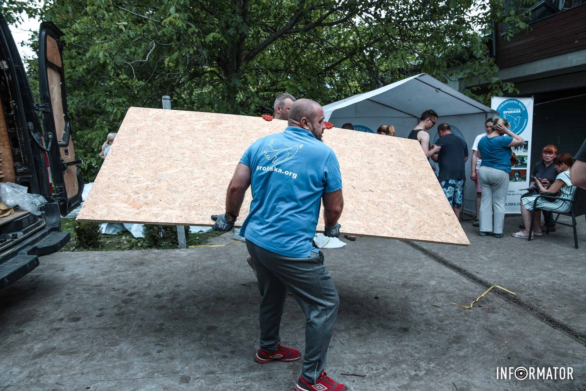 Волонтери допомагають людям Волонтери допомагають людям