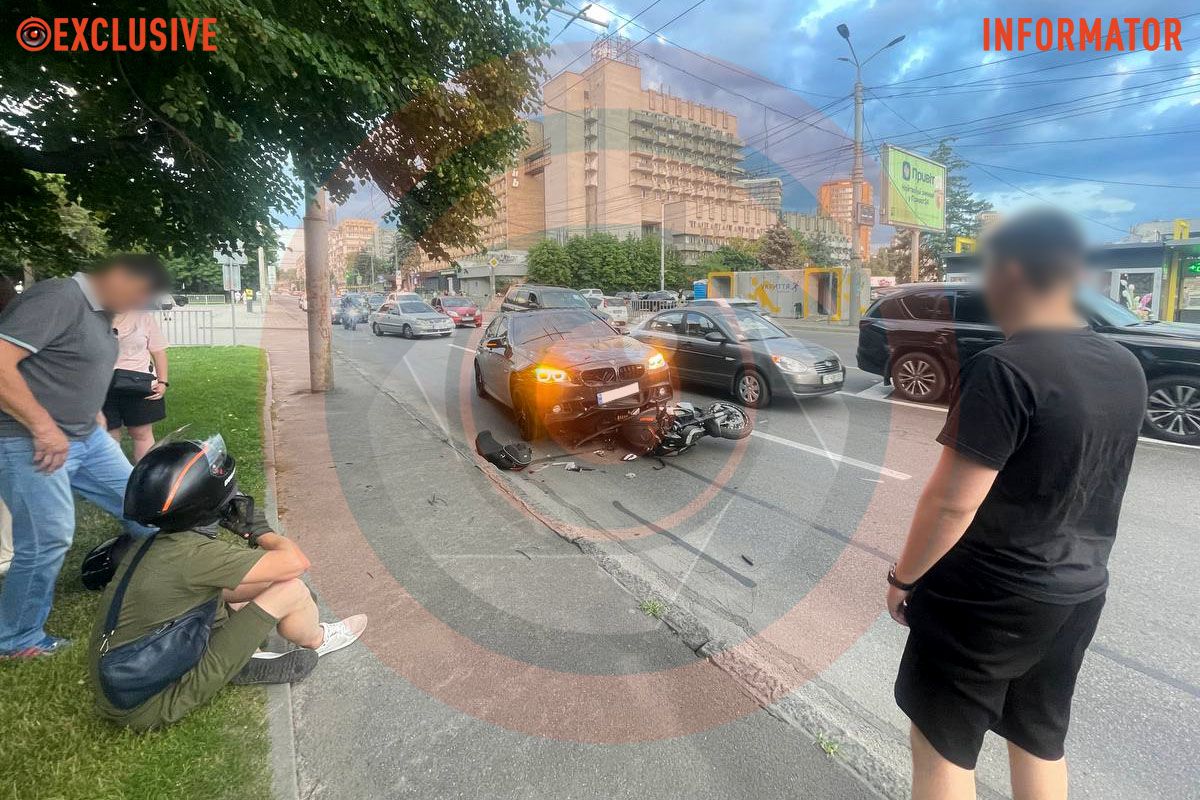 BMW наїхав на мотоцикліста на Ducati BMW наїхав на мотоцикліста на Ducati