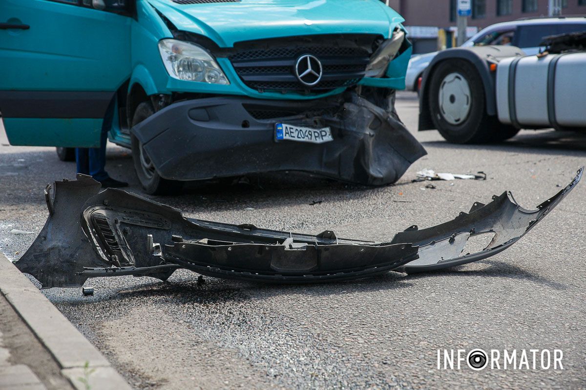 Зайняті дві ліві смуги в напрямку ТЦ «Дафі» та одна - у протилежному Зайняті дві ліві смуги в напрямку ТЦ «Дафі» та одна - у протилежному