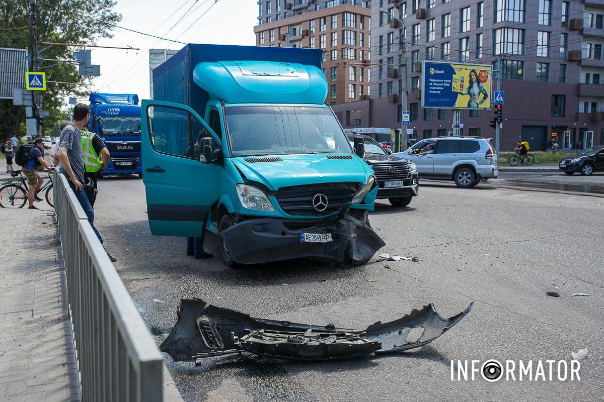 По Запорізькому шосе, зі сторони проспекту Науки, на зелений сигнал світлофора, їхала вантажівка Mercedes По Запорізькому шосе, зі сторони проспекту Науки, на зелений сигнал світлофора, їхала вантажівка Mercedes