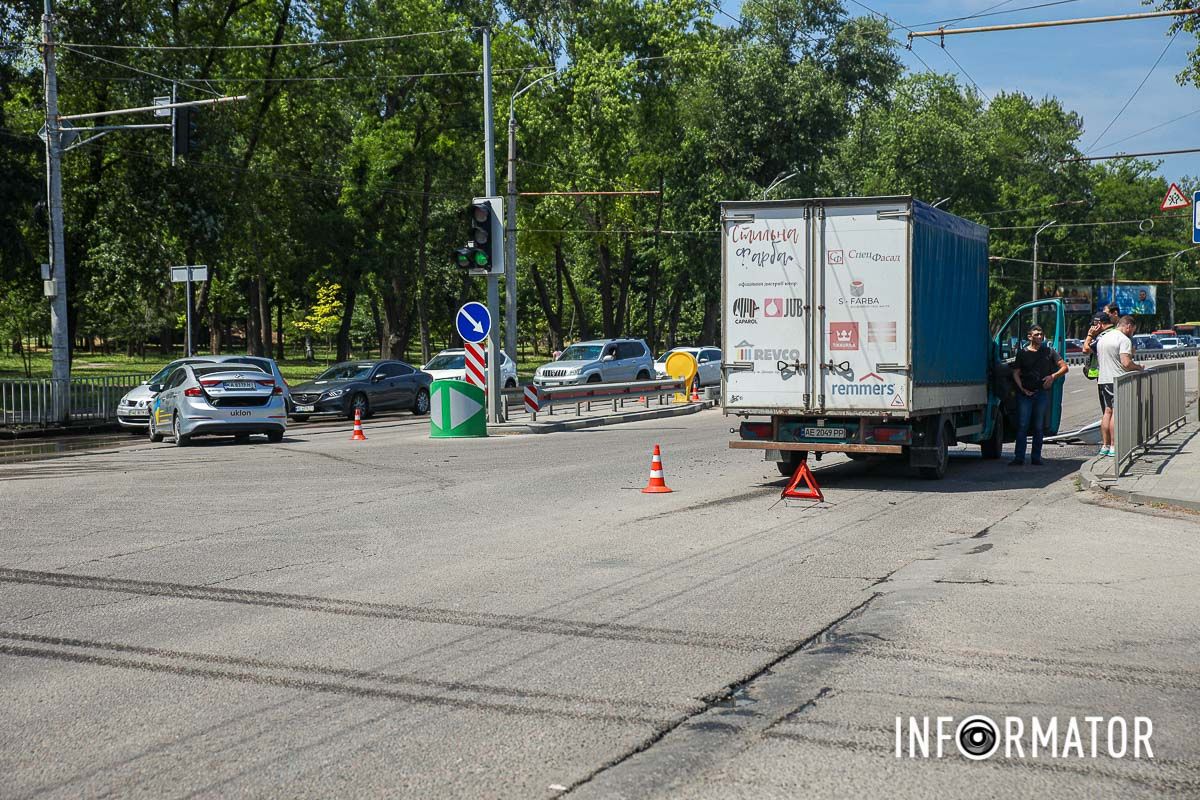 Hyundai служби таксі Uklon зіткнувся з вантажівкою Mercedes Hyundai служби таксі Uklon зіткнувся з вантажівкою Mercedes